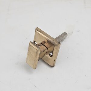 Pomo rectangular para baño con roseta cuadrada de bronce